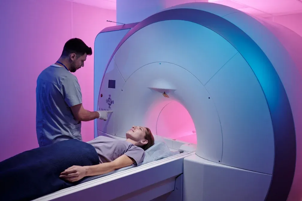 Radiologietechnologe bereitet eine Patientin auf eine MRT-Untersuchung vor